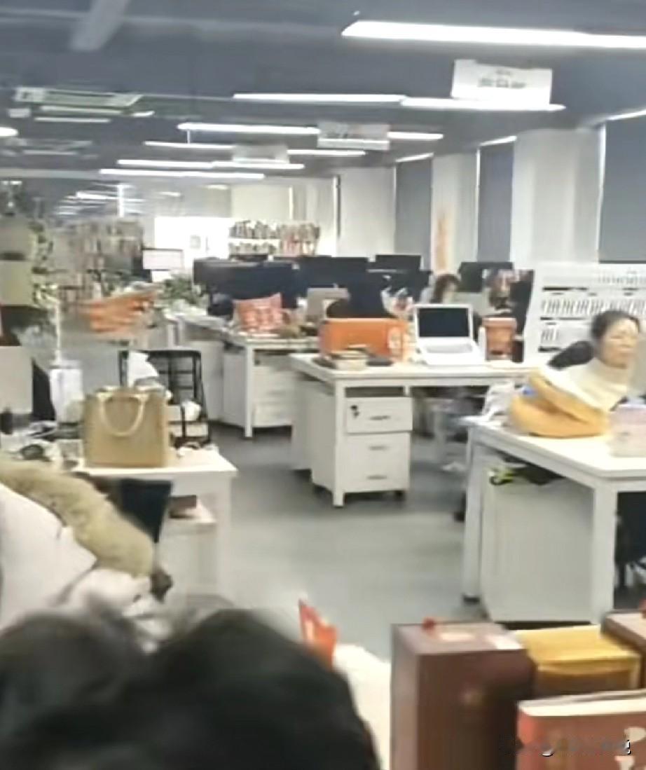 跟面了一个前东家的同事，不过我们并不认识，我离职后他才入职的。在问题到离职原因，