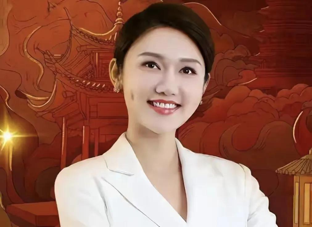 眼睛是心灵的窗户，大眼睛龙洋央视第一美女，和董卿比谁更漂亮呢说到龙洋，网上常有