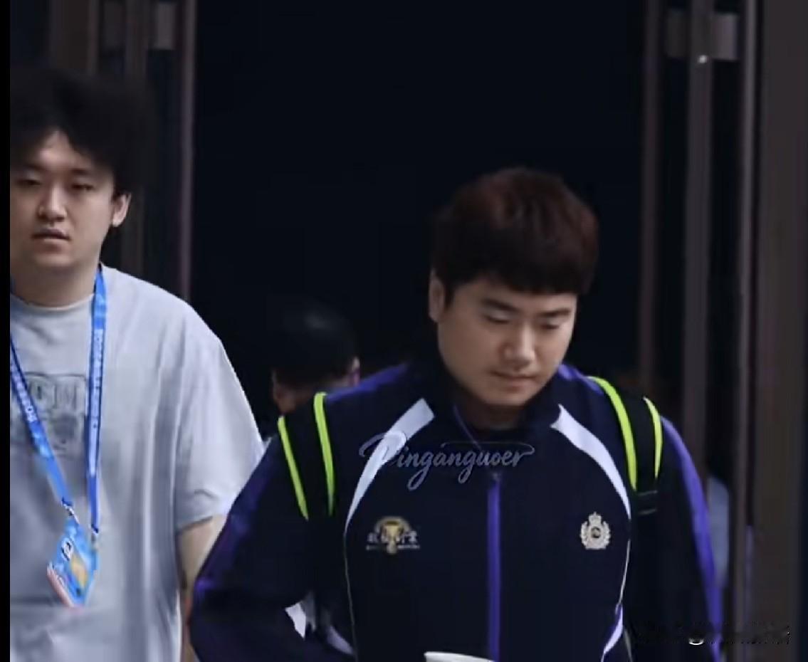 王晨策的发型还是这么有个性啊。王晨策也是舍得让曹巍拍了，今天俩人还一起练球，就
