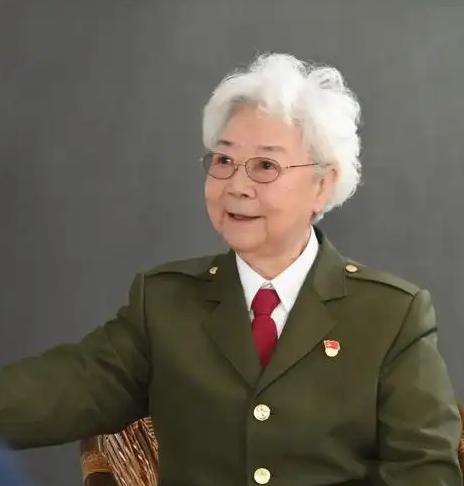 拿着每月三万块离休金的87岁老艺术家，本该在家含饴弄孙，结果却被人发现偷偷跑到影