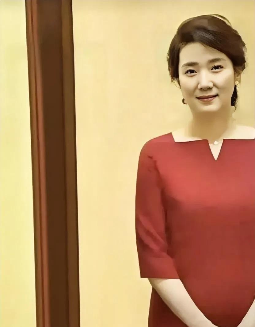 李修平老师不愧是央视标杆，专业素养过硬，沉稳大气的播报风格堪称行业典范！她知性优