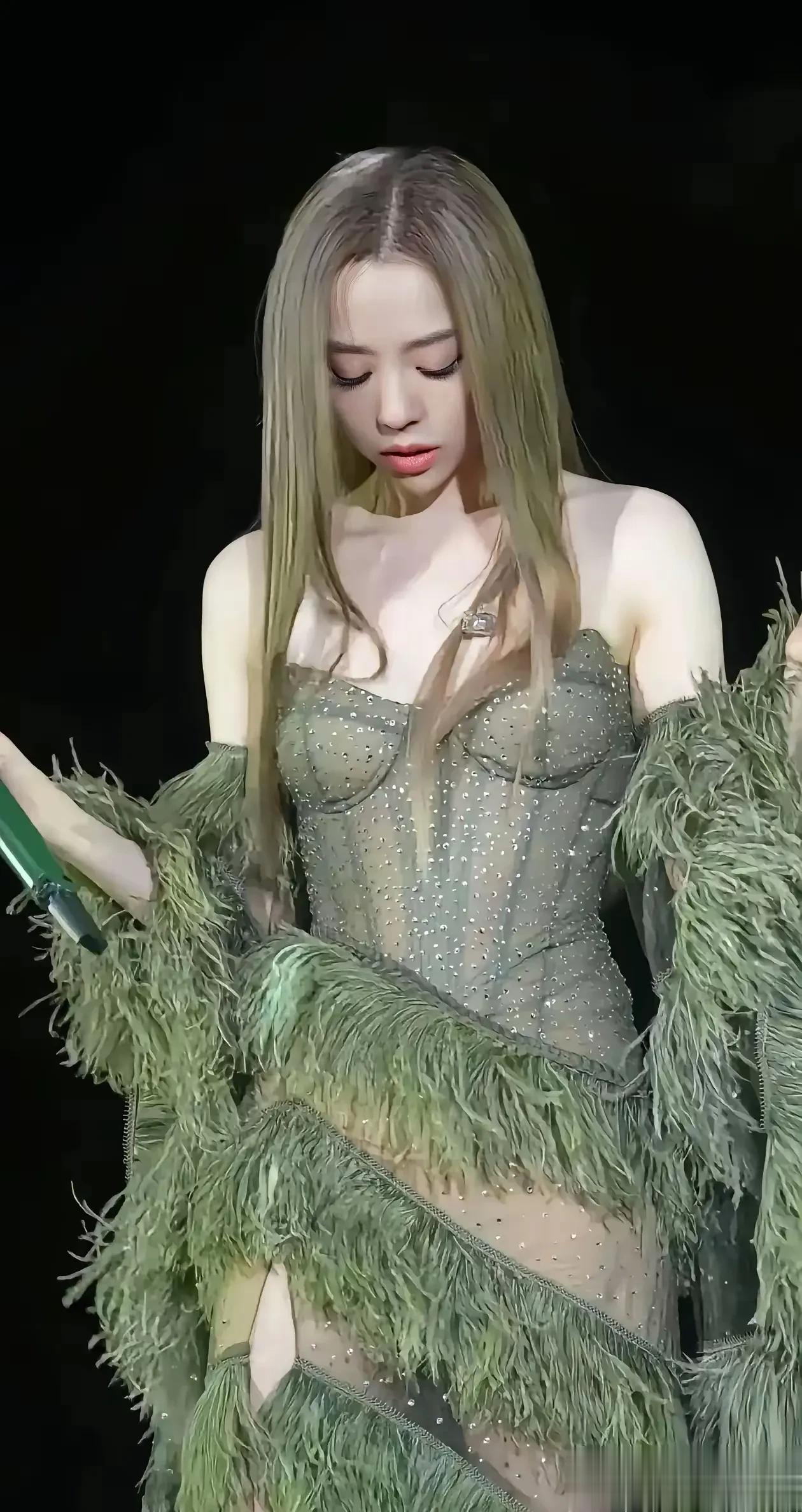 张靓颖好美啊，这个赛道真就她适合，完美的嗓音加御姐风格，当年快乐女声的黄黑皮，现