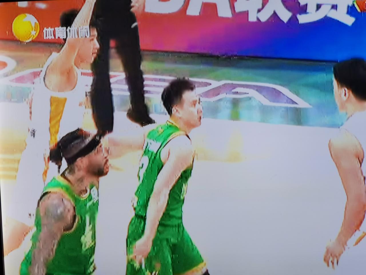 3.8秒，辽宁队上演闪电快攻。辽宁队对福建队上半场最后3.8秒，皮特森投中超远3