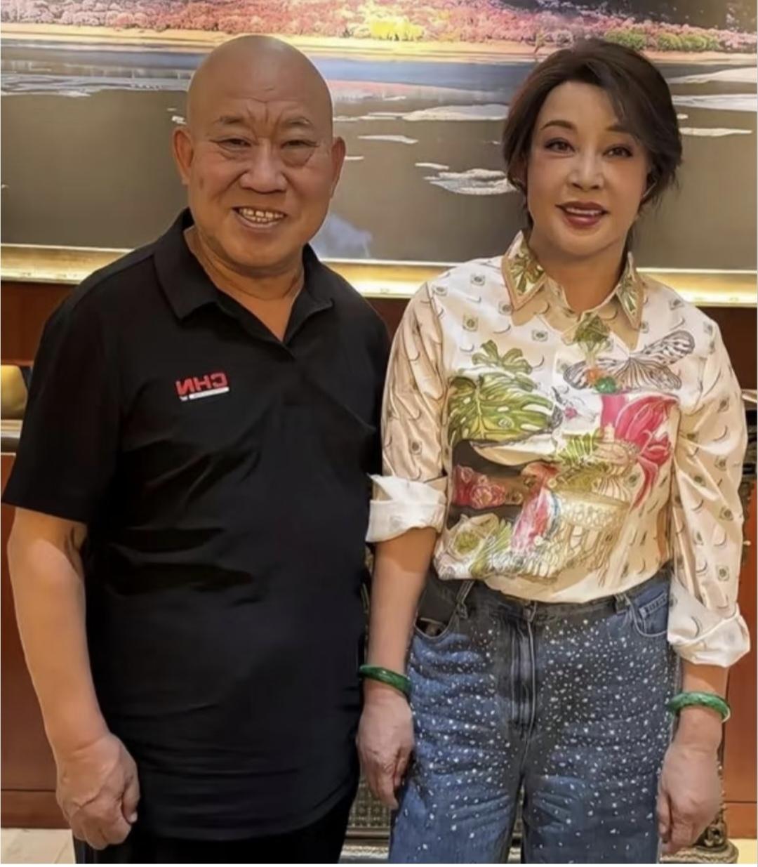 刘晓庆和杜旭东同框了，看着咋有喜感呢！都是古稀之年了，刘晓庆比杜旭东大六岁，杜旭