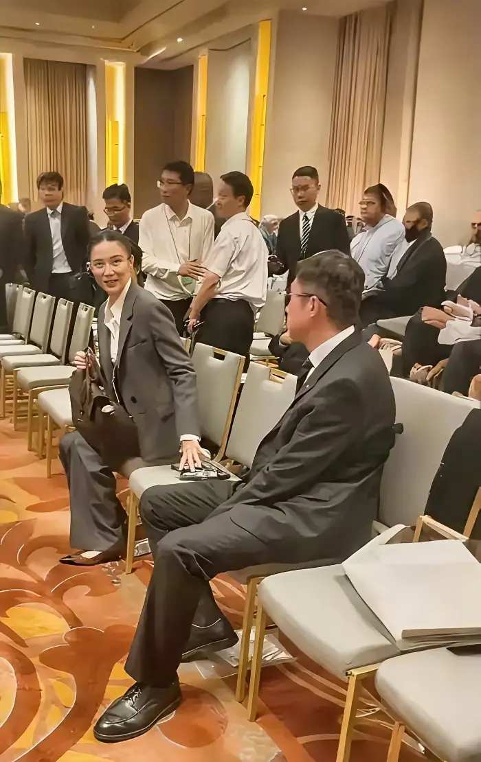 宋佳看着挺知性的，喜欢捏