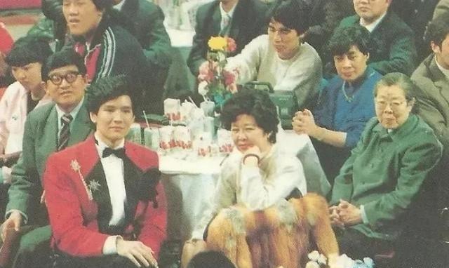 1986年，费翔事业正如日中天，他的妈妈却突然对他说：“找到你的姥姥了，她在北京