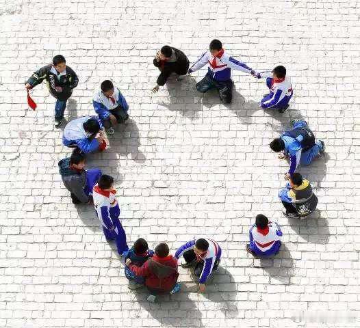 其实伟大友谊不真也不假就如世上一切东西一样你信它是真，它就是真你疑它是假，它就是