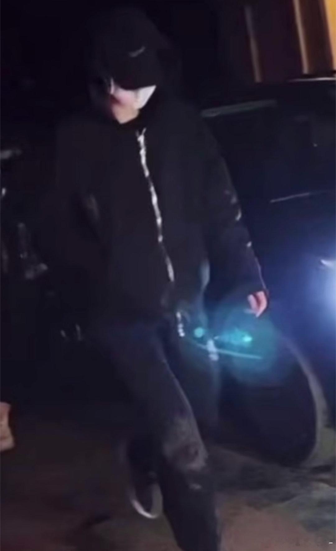 王一博第二天凌晨回去休息的时候还摔了一跤裤子也脏了🥺🤲🏻