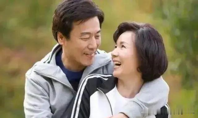 昨天下午有两个50多岁的叔叔阿姨开了钟点房，30分钟后出来，叔叔付完房费跟