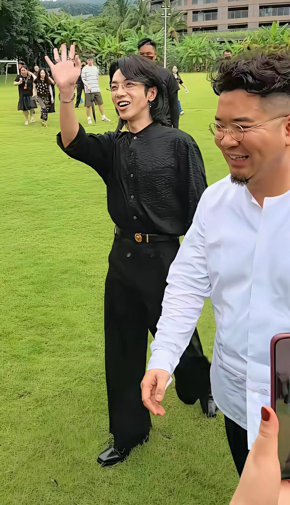 终于看到华晨宇穿衣正常的时候，简单利落的一身黑色衣裤，没有浓妆艳抹，这样才像个男