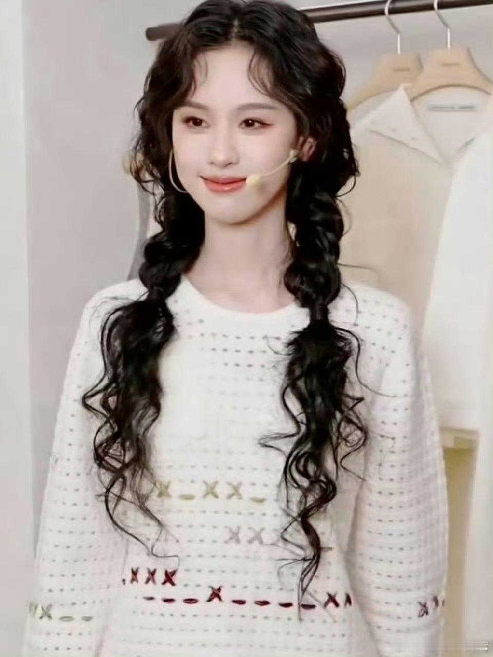 陈都灵直播是可爱羊毛卷兔子妹好新颖的发型简直是一个萌兔🐰[兔子