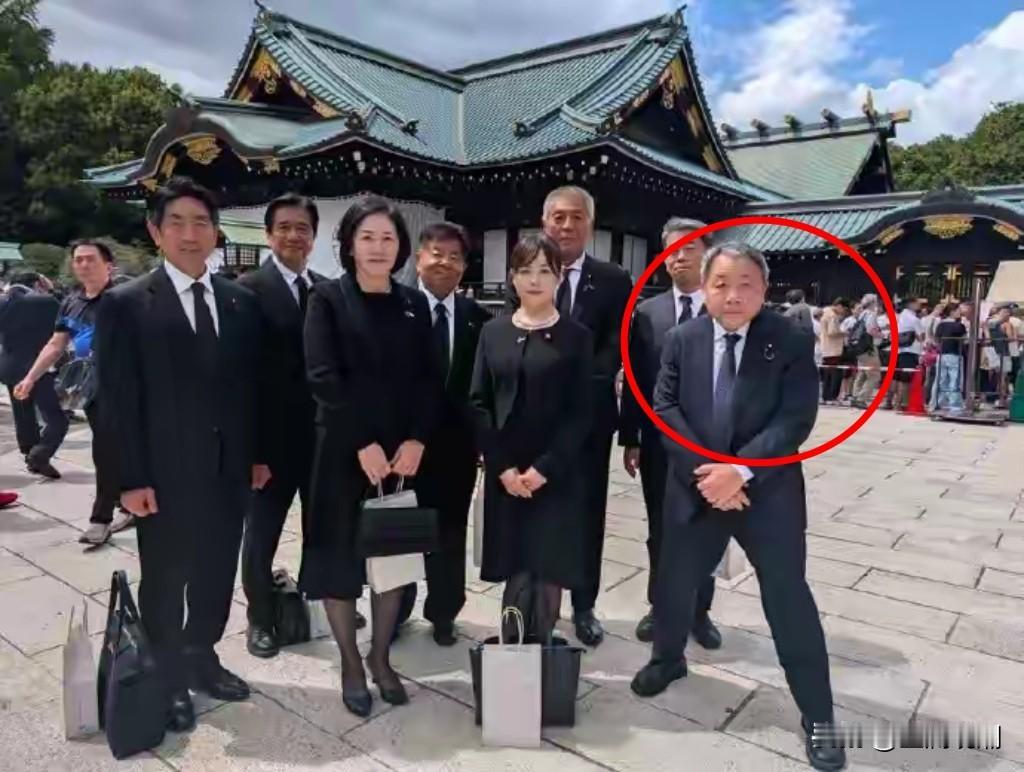 看来当汉奸卖国贼也不容易，给“主子”拍个照都要弯腰叉腿，就怕比“主子”高了一头…