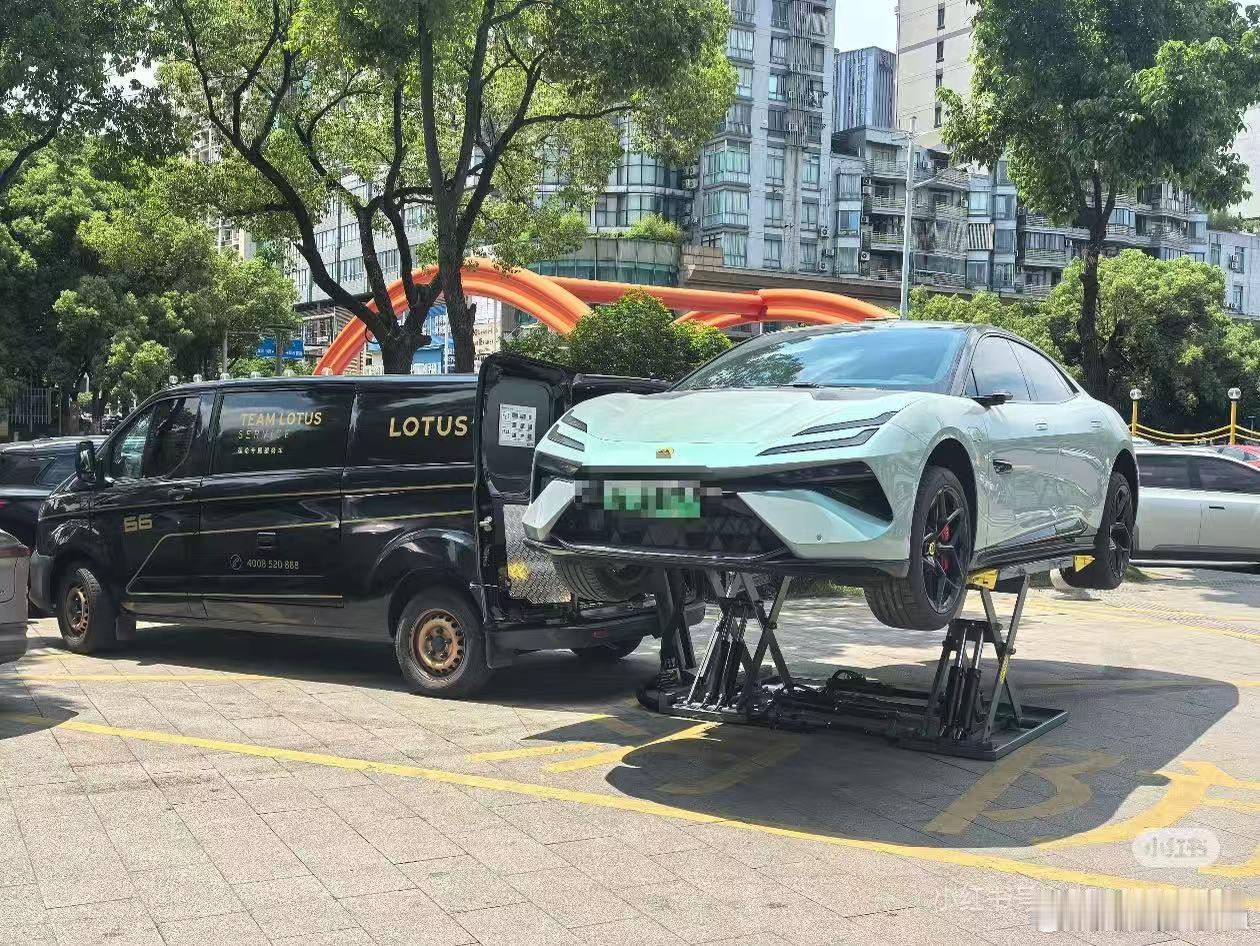 路特斯的服务车为什么是福特全顺？而不是同集团的吉利远程？诶呀，这一看就是路特斯内