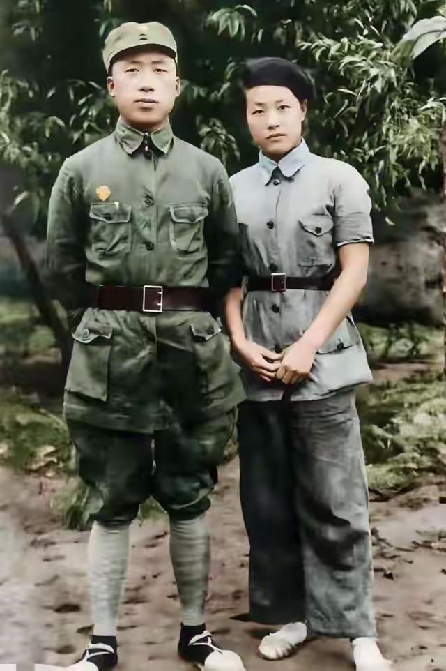 别划走！这张1939年的延安合影，左边是后来的开国元勋，右边是让敌人闻风丧胆的传