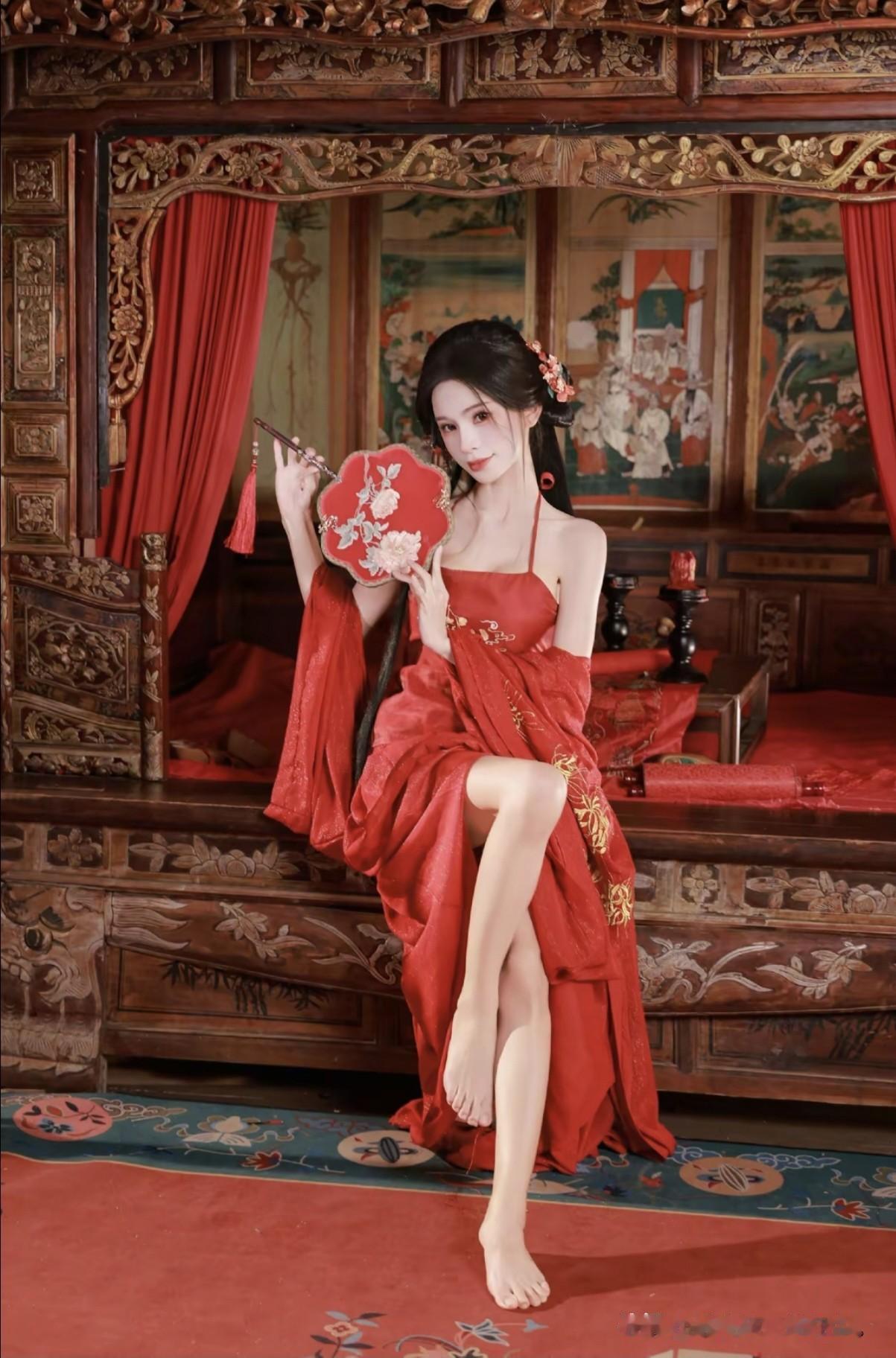 这姑娘穿红裙，手持团扇，坐在古风房间。古典红裙少女古风红裙写真古典红裙