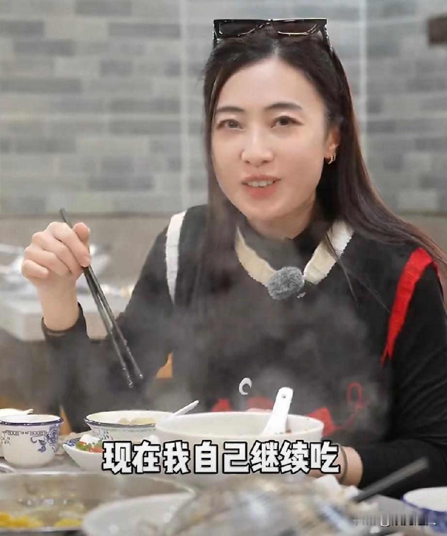 香港女首富甘比回老家玩，没摆豪门架子，没带随从，一个人钻进街边牛肉火锅店解馋。她