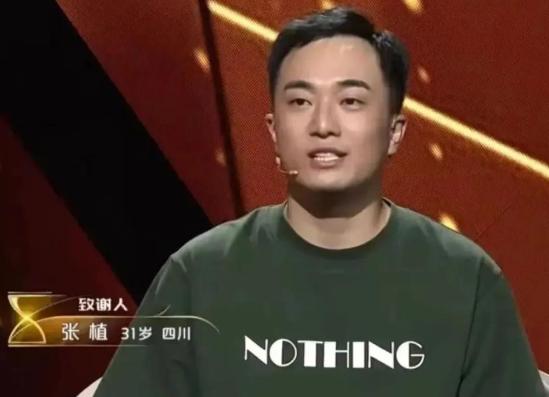 2021年，四川30岁男子每天和57岁母亲一起睡，他洗澡时，母亲也待在浴室，他不