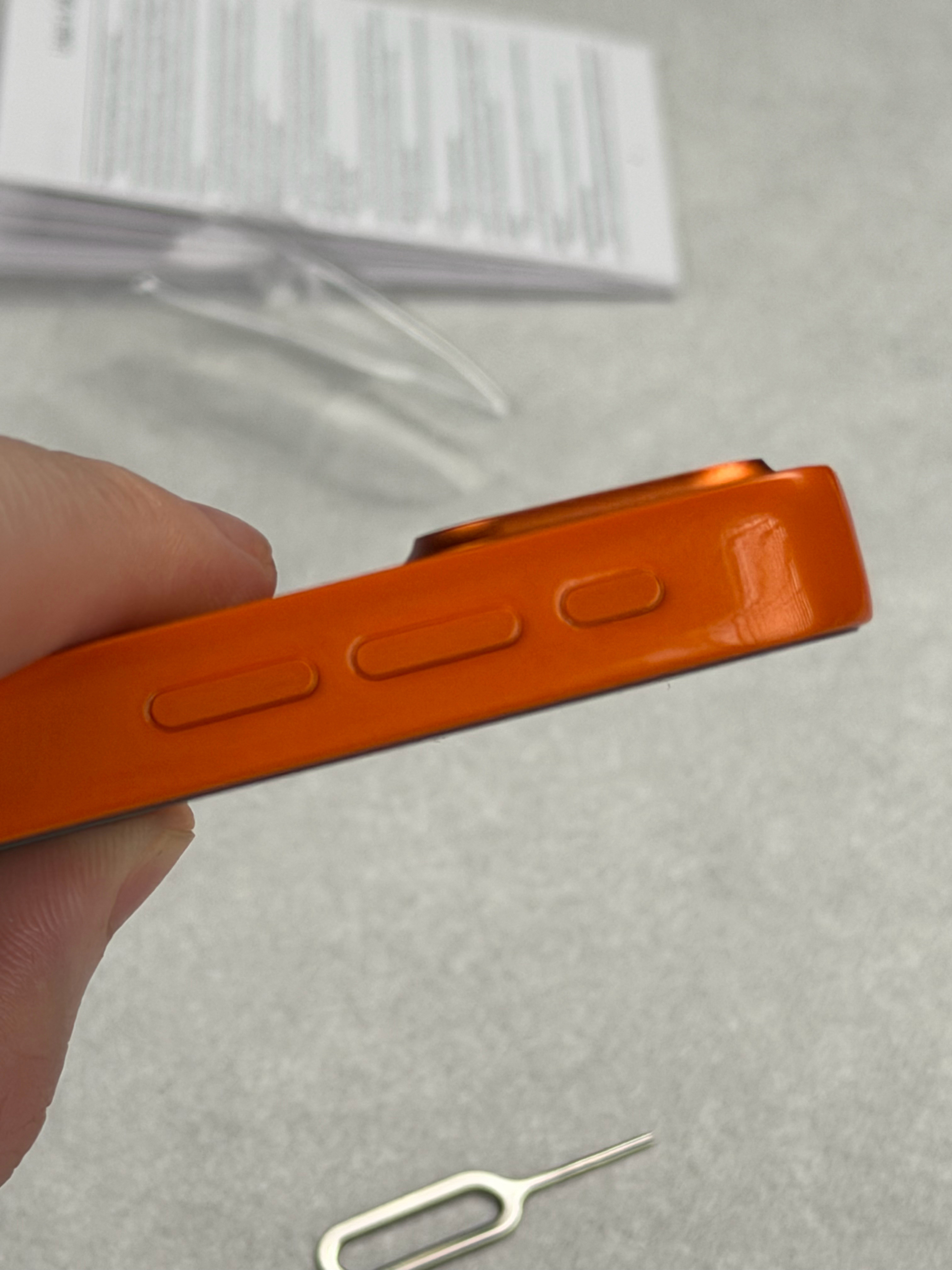 有灵动岛，有拍照按键，有快捷按键，有听筒单扬声器有8➕256超大内存就我