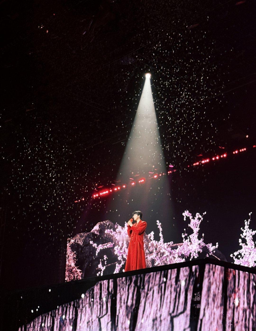 张凌赫你太帅了吧，牛牛也上去卡拉两首