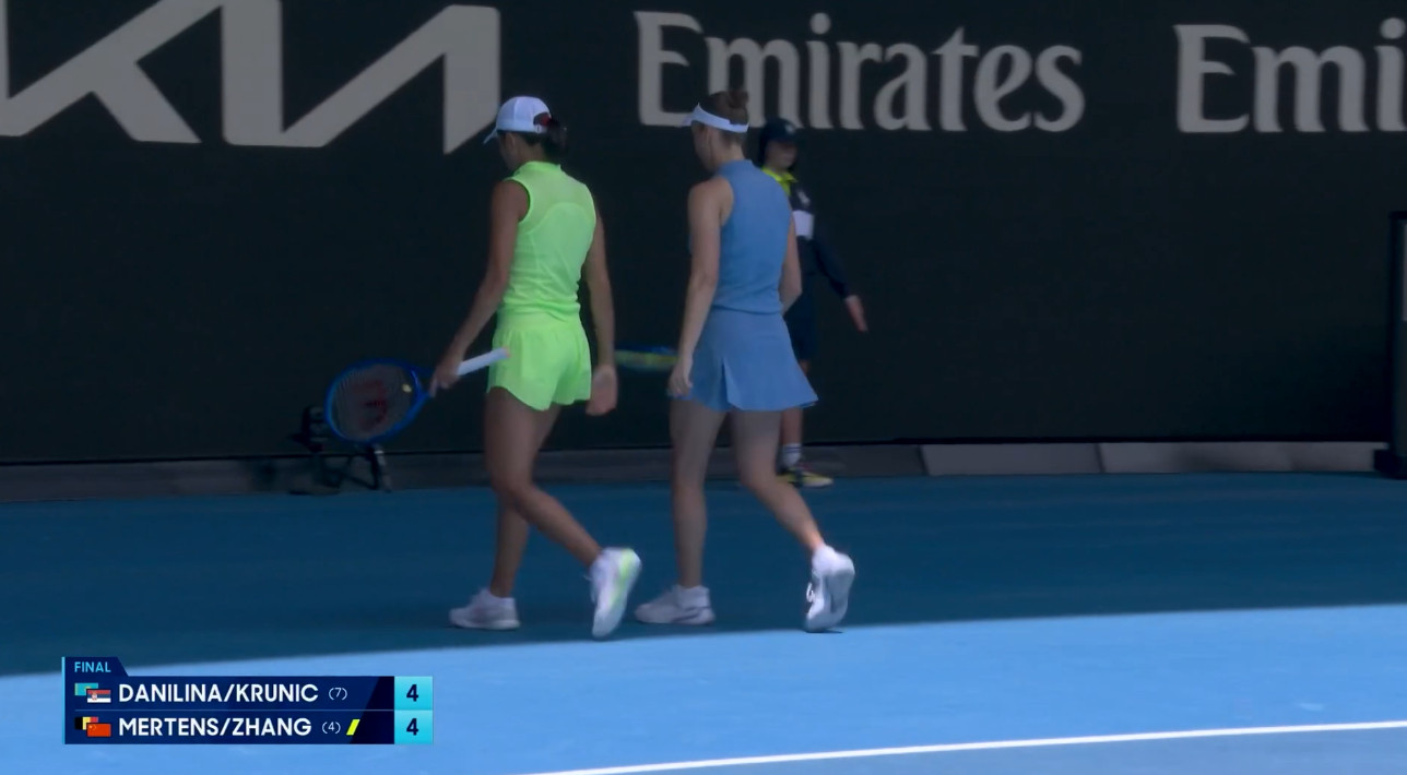 张帅组合连赢三局，从1-4追到4-4！张帅冲击澳网女双冠军张帅梅尔滕斯vs达尼丽