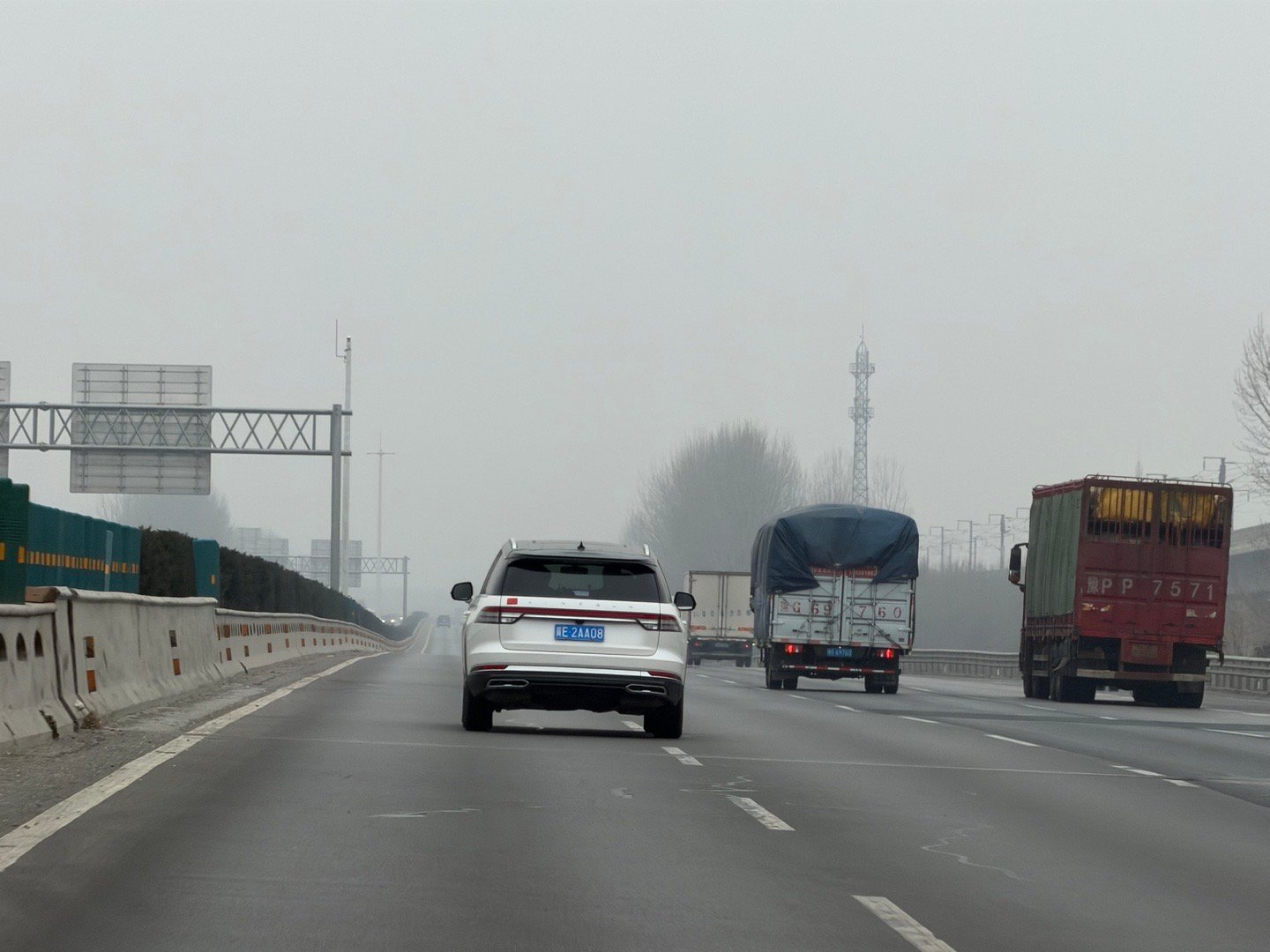 这次长途开车回老家，发现高速上最大的问题还不是龟速车，而且大量车根本走不了直线。
