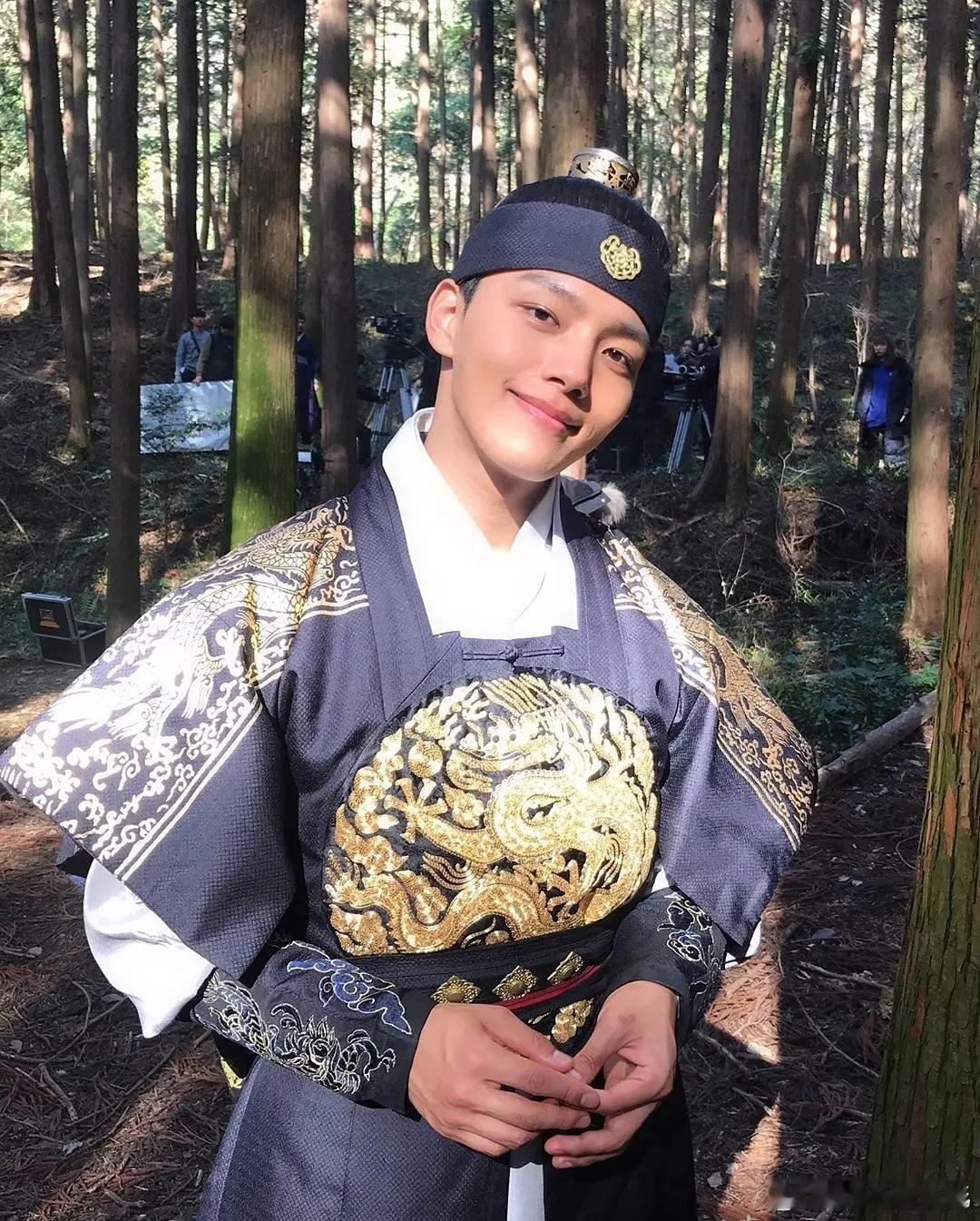 吕珍九比保镖还要壮吕珍九以前不是还蛮清秀的，现在怎么变双开门了？？​​​