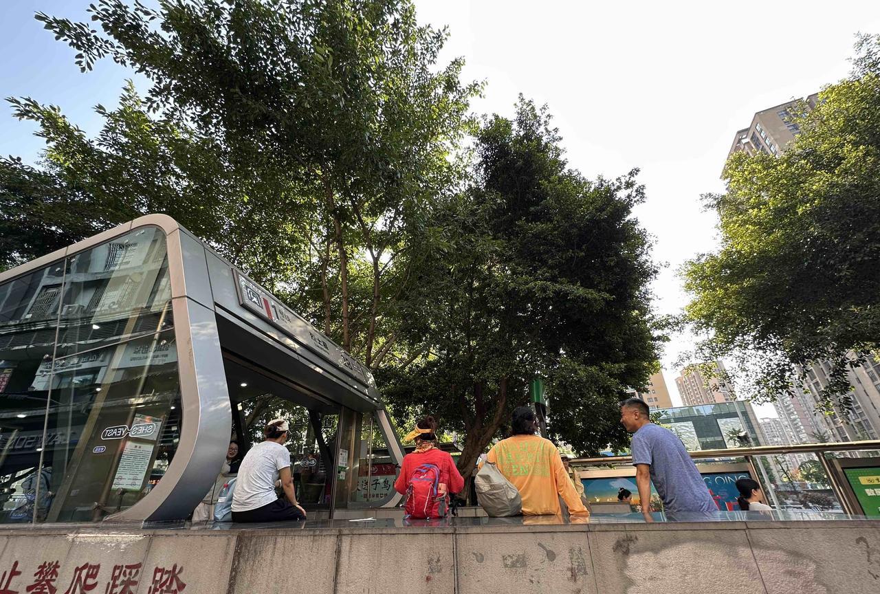 8月2日，今天重庆主城区42度高温，但是，一大早，却没有一丝的热气。上午9点，我