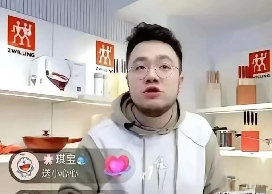 直播镜头怼脸时，巴图突然卡壳了。网友问“怎么教孩子”，他手指无意识摩挲婚戒，“