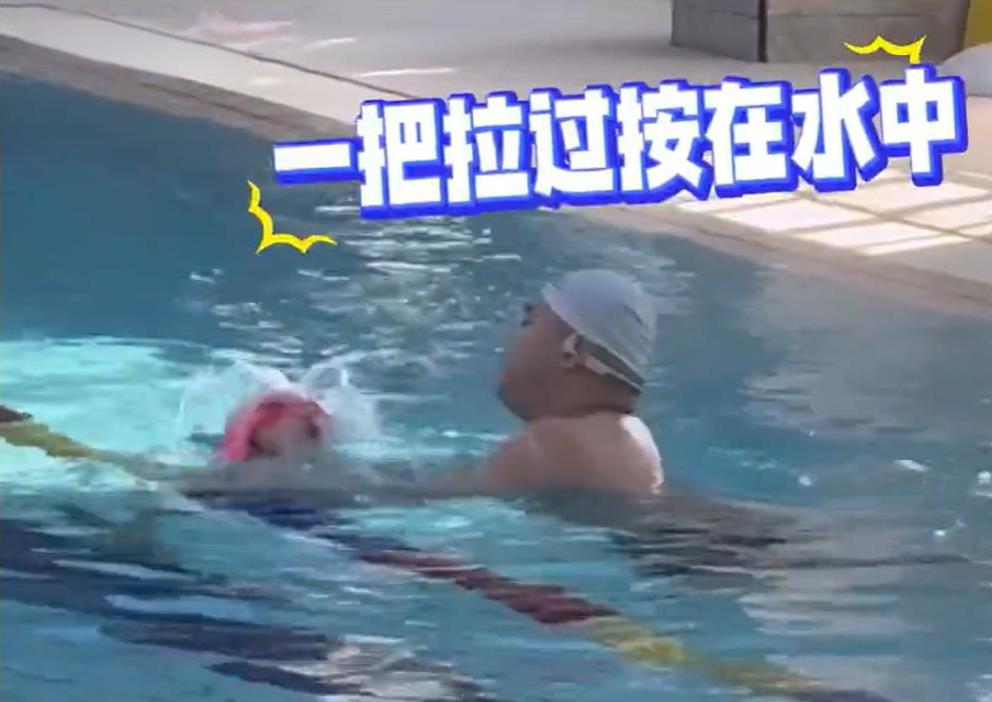 近日，上海市一家长送7岁的孩子到一游泳馆内学习游泳，母亲在等候区为孩子拍摄视频。
