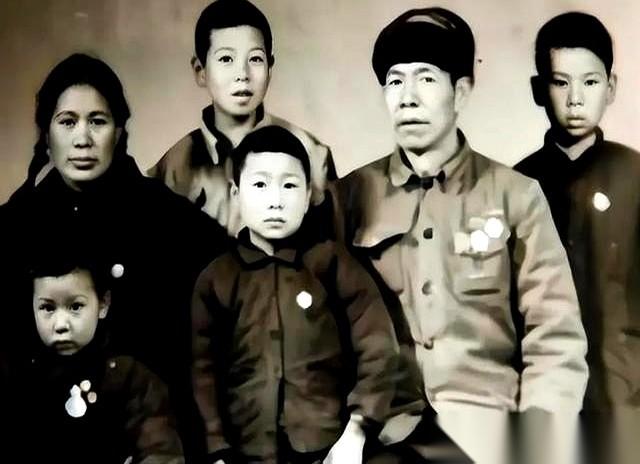 有人举报他老婆成分不好,是地主家的女儿。他一句话没说,回家翻出个破箱子,当着审