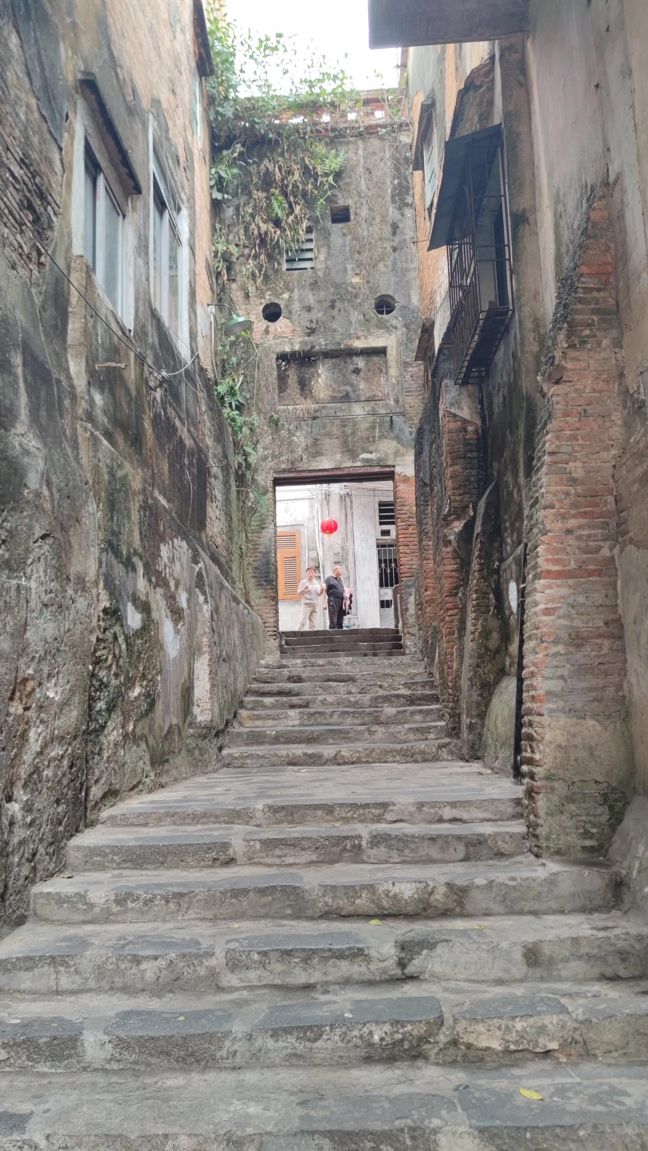 旅游好还是旅居好，旅游和旅居各有千秋。旅游像打卡闯关，是短期体验陌生地的美景。比