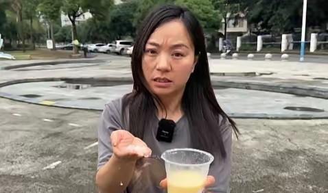 简直丧尽天良！6月16日曝光，四川一女子带娃吃火锅点鲜榨玉米汁，孩子连灌好几杯快