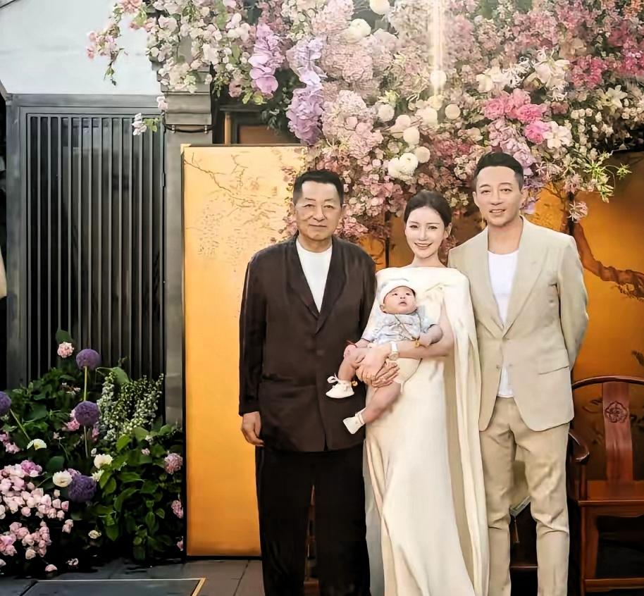 百日宴上来了人,新生命是中心,家里好多人拍照,张兰女士也到了,她的前夫也在场,他