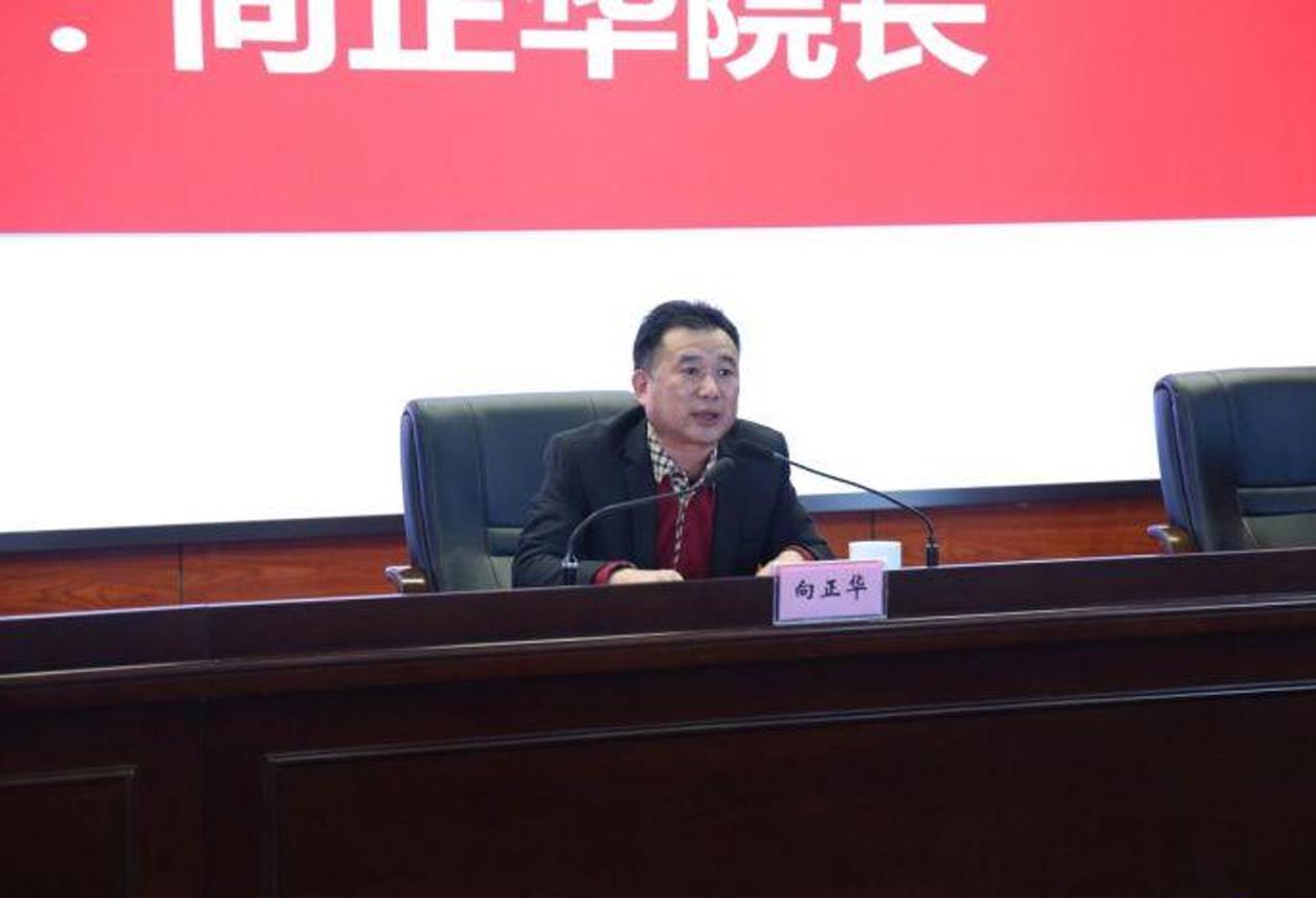 刚刚听说湖南岳阳市华容县人民医院的一件大事，原来的向院长退休后上了网络，医院的同