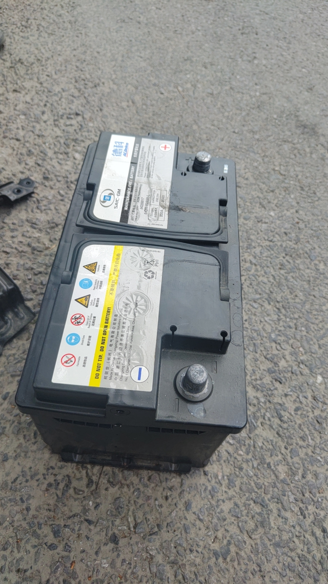 22款君威电瓶故障返途10h高速后，隔天一早后备箱取东西，电尾门只能开一个小口