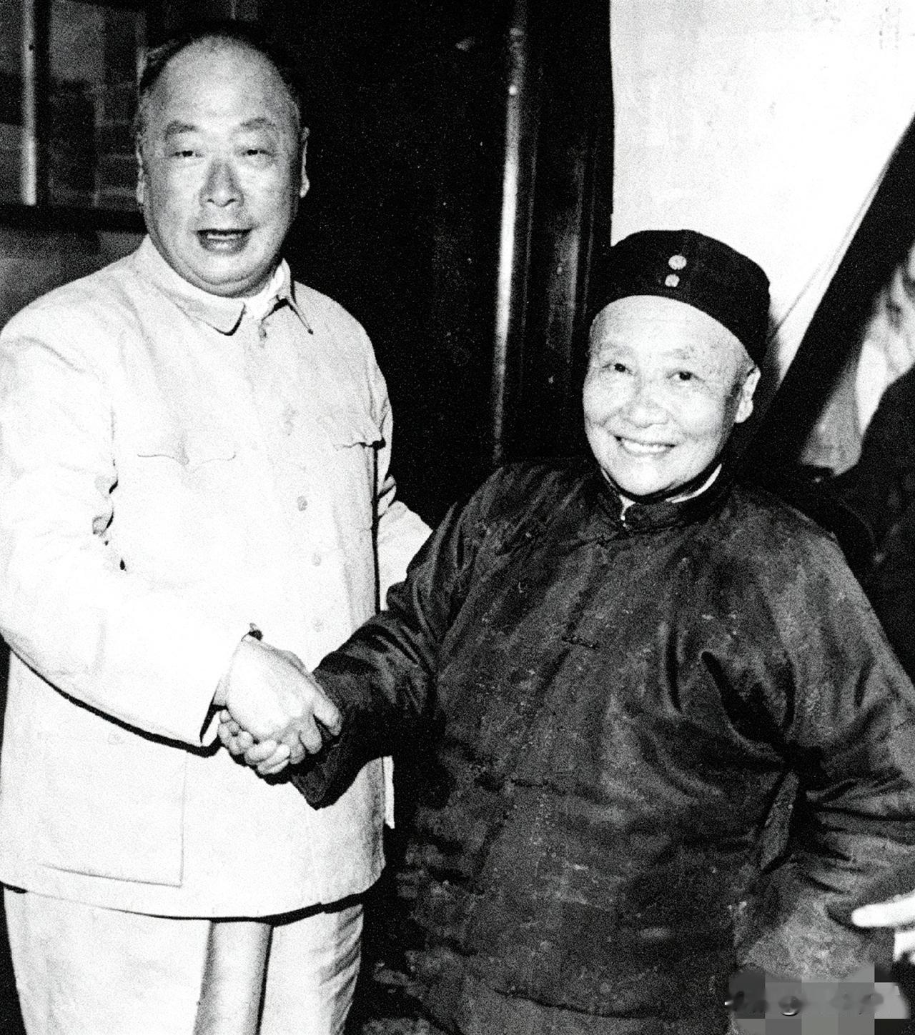 这张照片拍摄于1959年11月。陈毅回到四川家中探望母亲，拍下这张握手留影。陈老