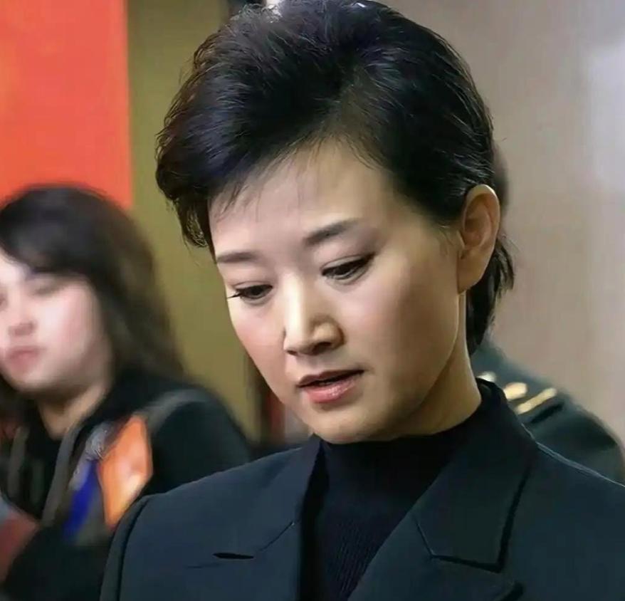 谁也没想到，那个在春晚舞台上唱了二十多年的“民歌天后”，新婚当晚就跟丈夫摊了牌，