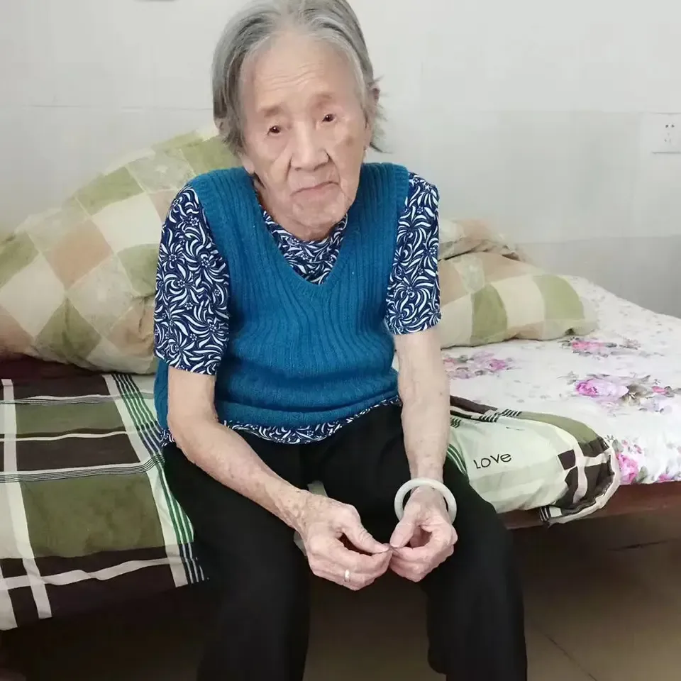 我是真不想去养老院看88岁的老妈。我自己也65岁了，每次去养老院看老妈，走廊满是