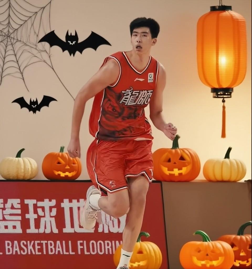 徐昕转投广州队，各项数据开始暴涨。以前在广东队徐昕就是一名蓝领球员，做做替补，