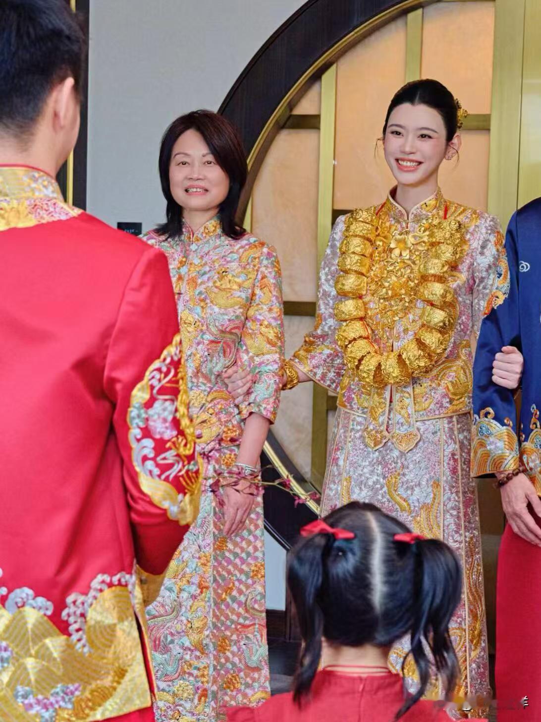 奚梦瑶这张敬茶照一出来，全网都在数她脖子上挂了多少只镯子😂脖子叠了18只，两只手腕各戴2只，整整2