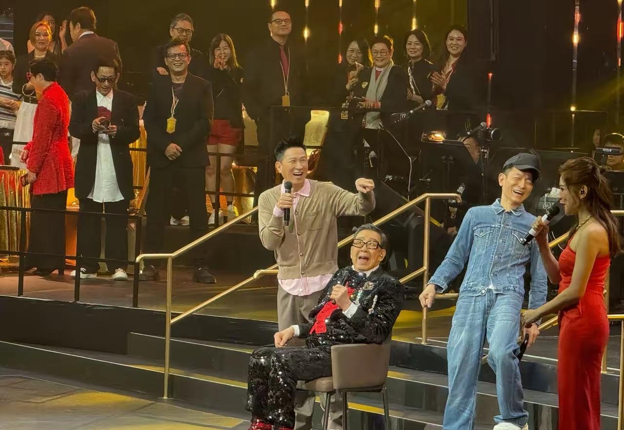 真是神人哇，94岁高龄，还能在香港红馆开演唱会，胡枫这个人的名字已创了吉尼斯世界