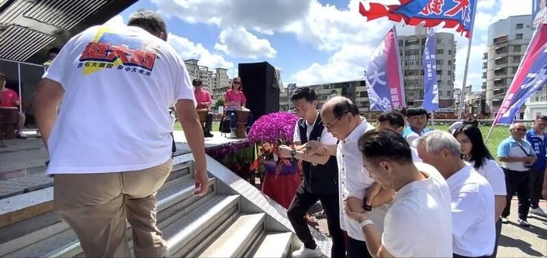 78岁的胡志强罕见站台，左脚无力需人搀扶健康引关注前台中市长胡志强主政13年，