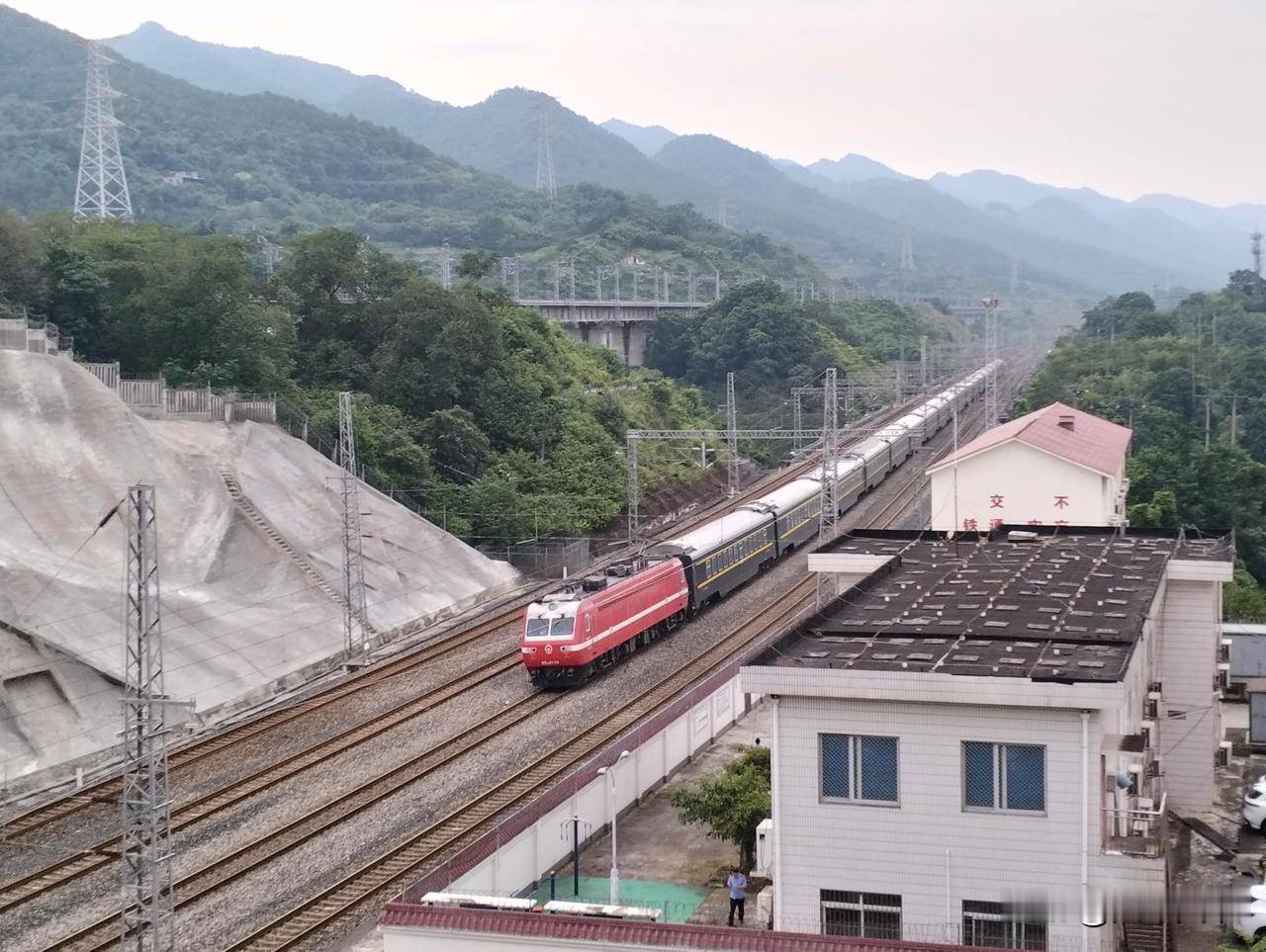 乌鲁木齐开往重庆西的Z380次列车经过歌乐山站，这趟列车正式开跑乌鲁木齐与重庆之