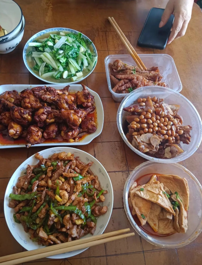 老爸烧三个菜，我买三个菜，在一起吃个饭，也许这就是幸福吧？知足常乐！