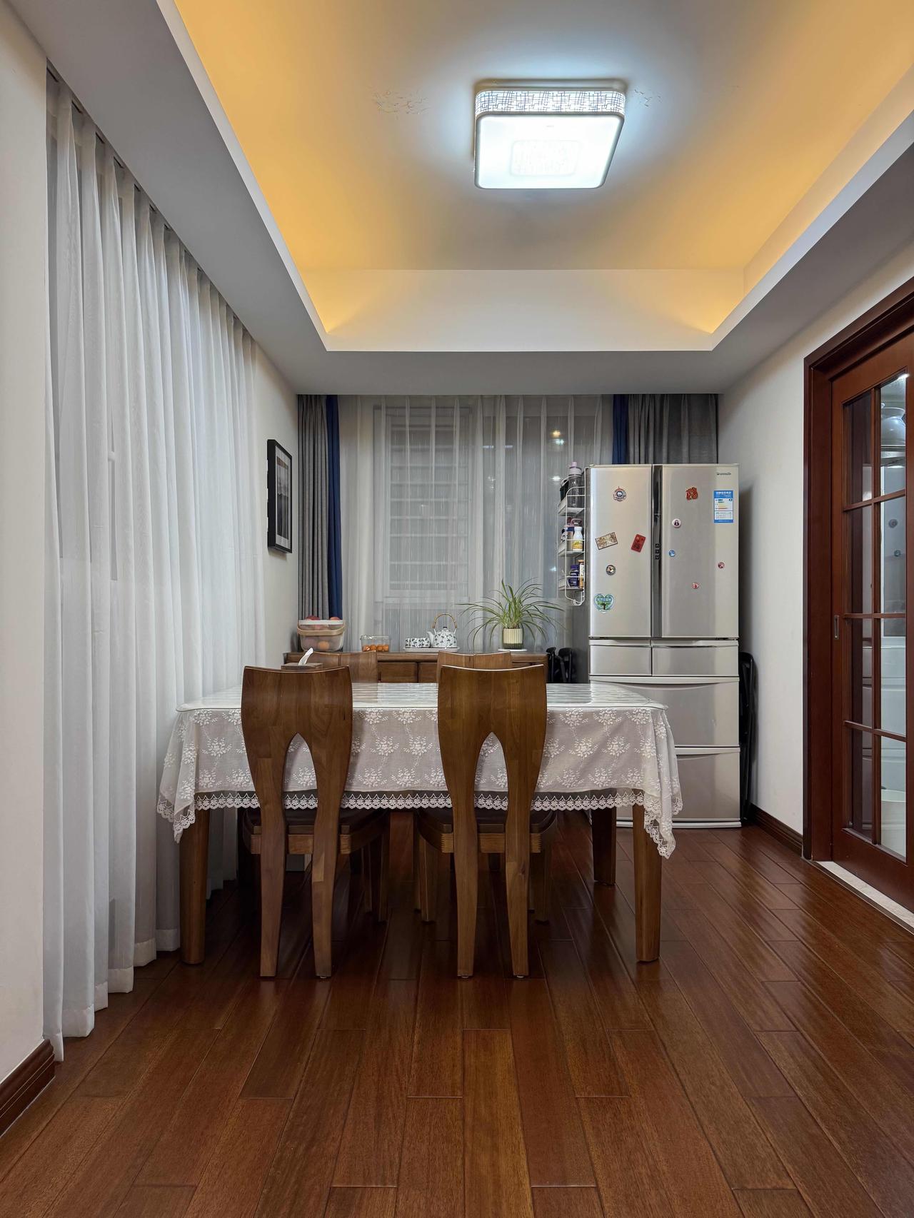 江苏一女子晒出自己生活照，虽然是普通人的家，干净得发亮，整洁有序，所谓人间烟火气