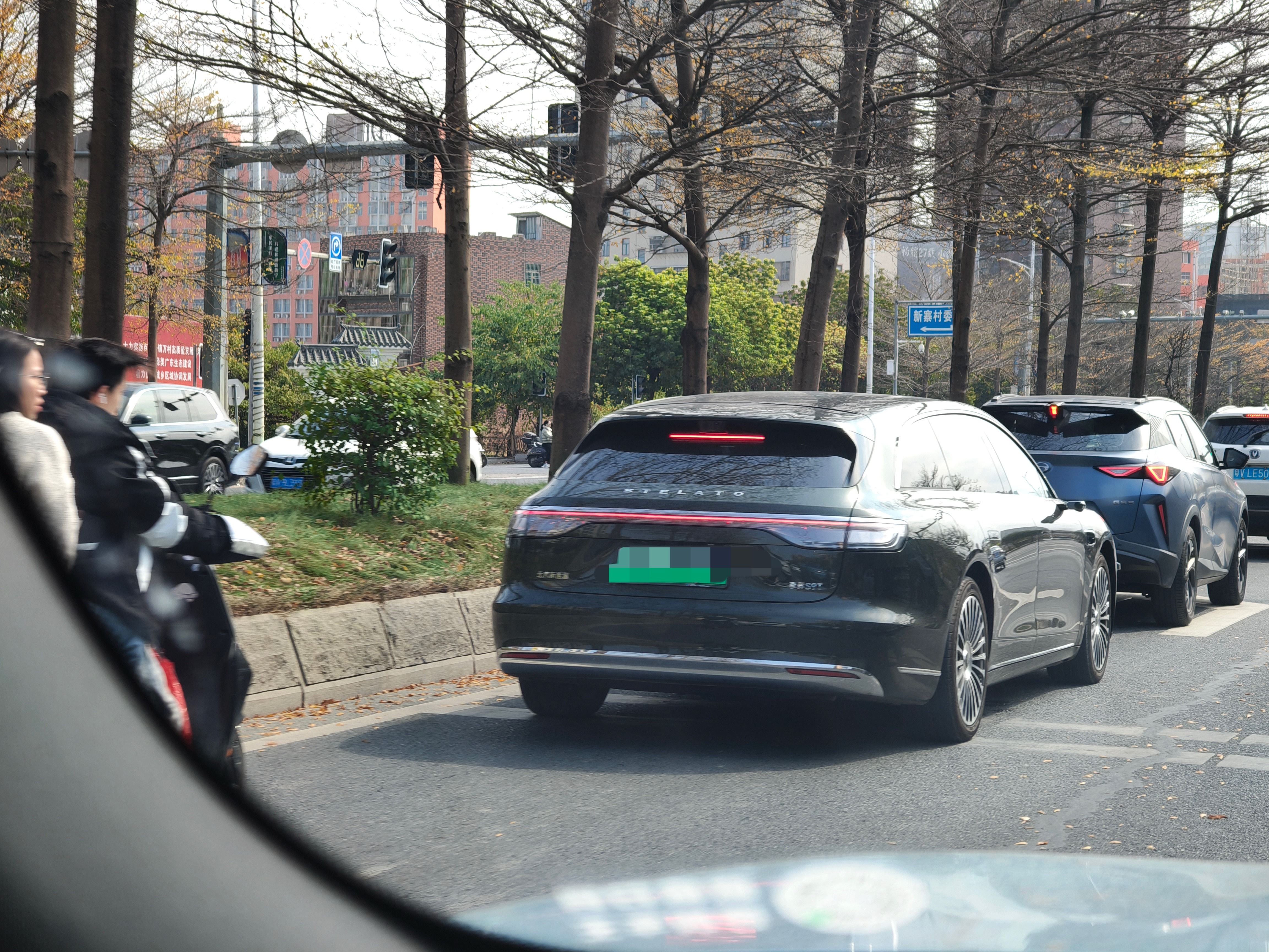 怎么享界S9T在车流中那么显眼？明明牧野青已经是一个比较低调的颜色了。