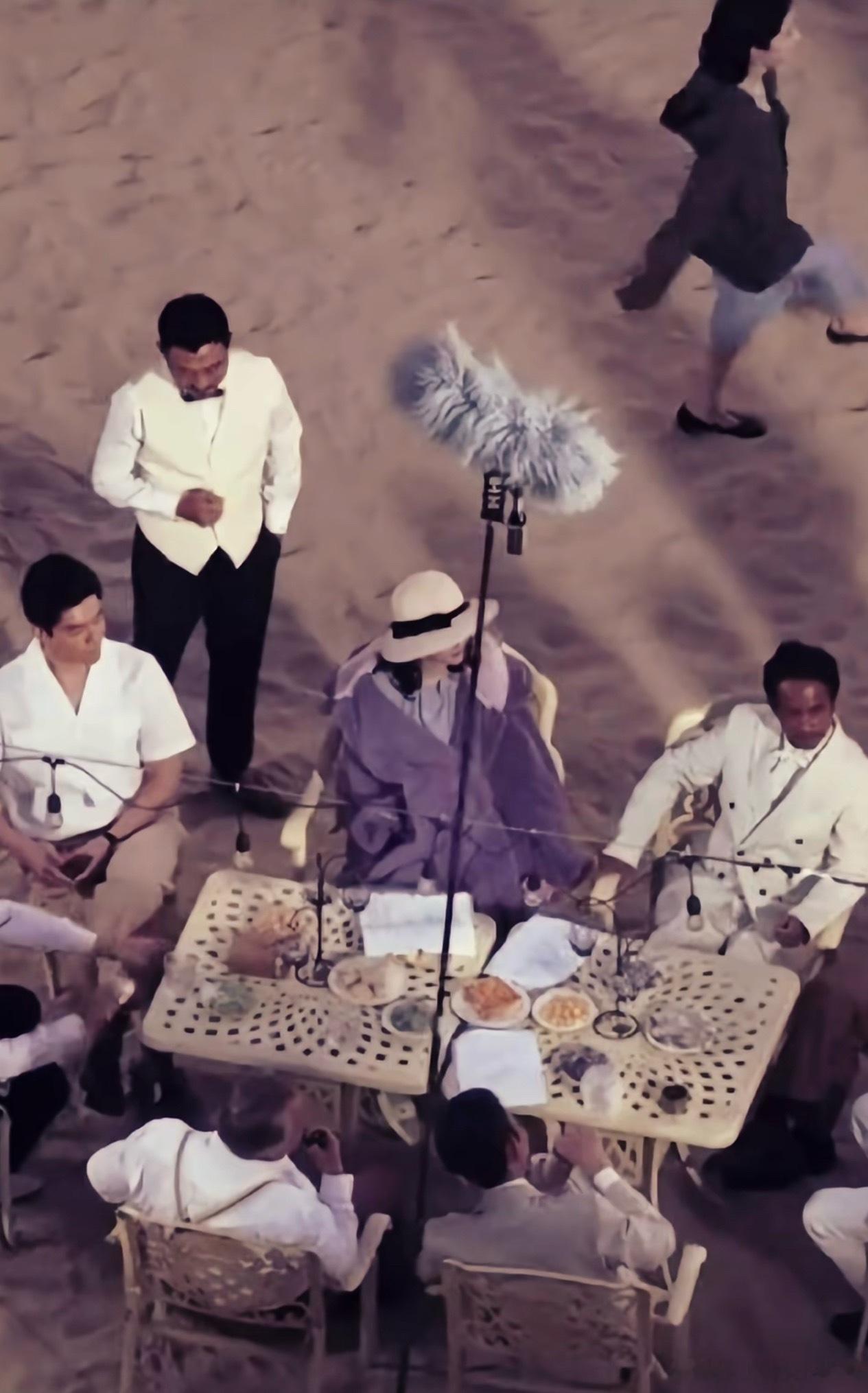 杨紫新剧路透，服装好像民国年代里的质感，有一种迷茫朦胧的氛围感，还带着一种复古