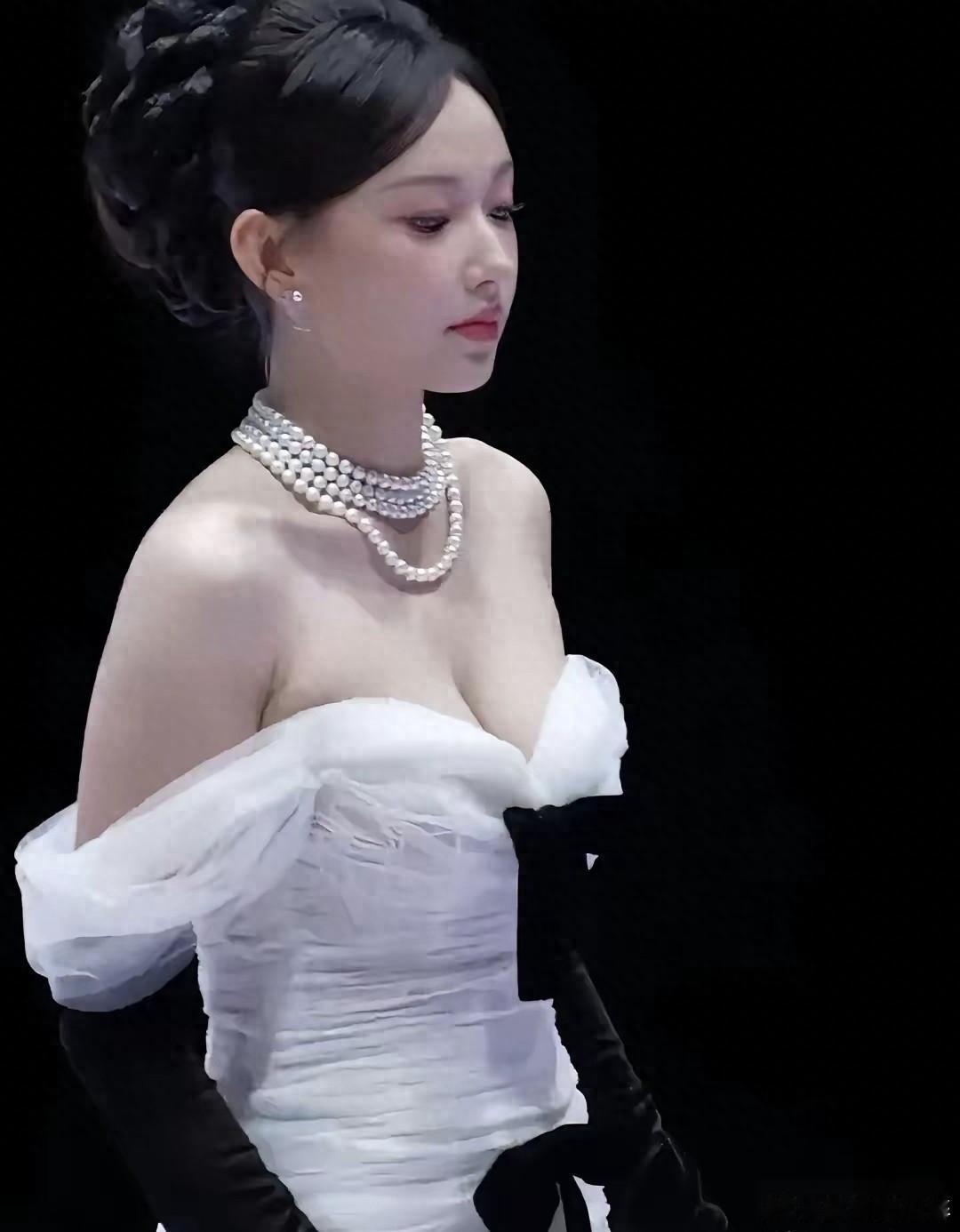 性感女神程潇，身材太绝了好美