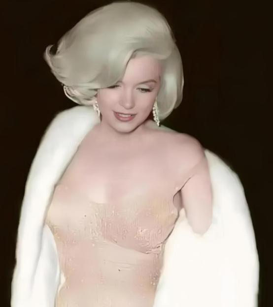 1962年5月19日，玛丽莲·梦露脱掉白色貂皮大衣的那一刻，全场以为看到了一具被