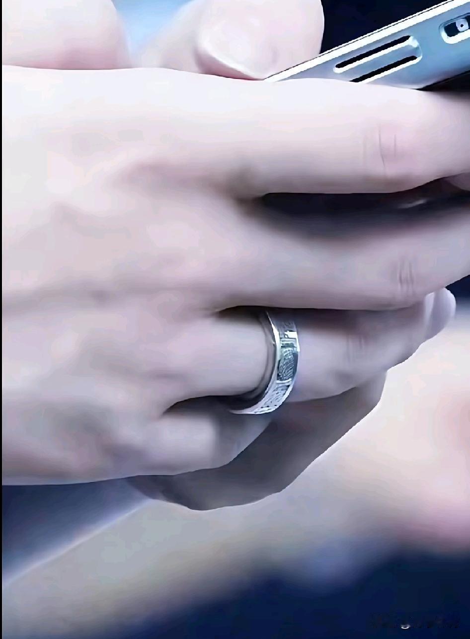 王楚钦的戒指，藏着比金牌更狠的杀招。你盯着他反手拧拉的瞬间，球拍划破空气的轨迹